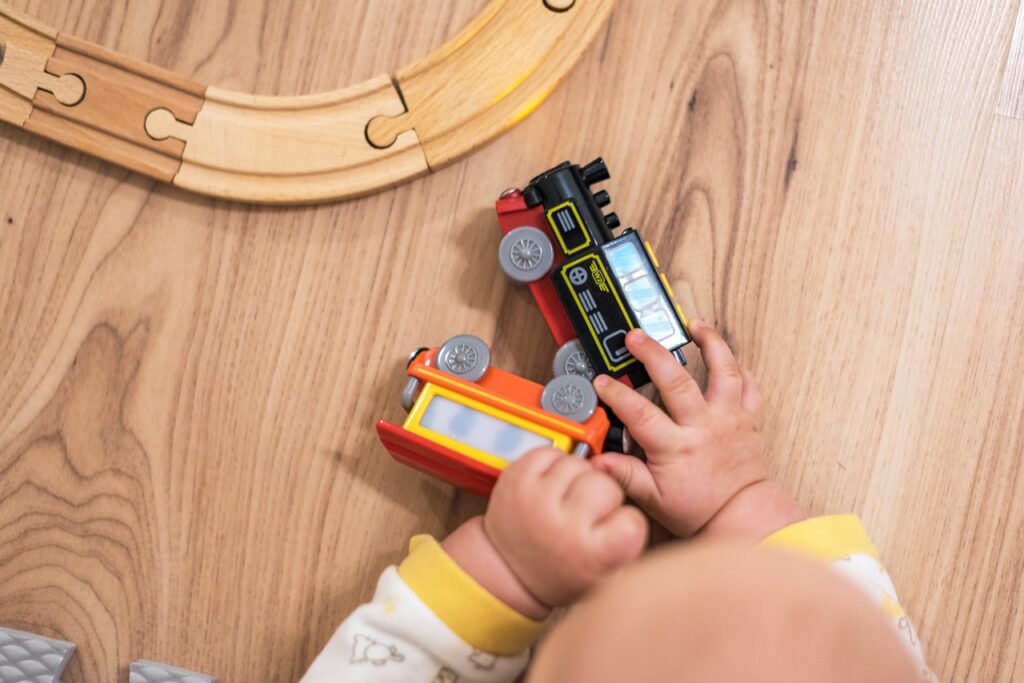 赤ちゃんの手とおもちゃの汽車